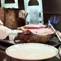 ロウリーズ・ザ・プライムリブ 恵比寿ガーデンプレイス店 - テーブルサイドでお肉を切り分けてくれます