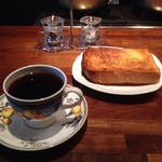 Cafe de corazon - バタートーストに塩胡椒を振っていただきます〜！