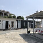 釣寿庵 - 駐車場からの眺め（右側側が道路）