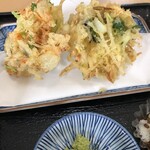 釣寿庵 - かき揚げ天ぷらそば：１５００円のかき揚げ（駿河産桜海老と沖縄県産夜光貝）