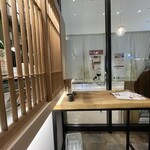 ワインと天ぷら あら木 - テーブルは２つあります