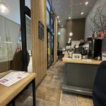 ワインと天ぷら あら木 都ホテル博多 - コンパクトな立ち飲み仕様の店内