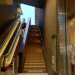 驛麺家 - 驛麺家 ビッグフロントひろしま店の横にはエスカレーターがあります (2025.04.05)