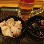 驛麺家 - 生ビール (税込)390円 / 味付け鶏肉 (税込)50円 / ひじき (税込)50円 (2025.04.05)