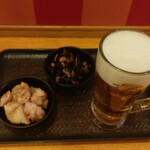 驛麺家 - 生ビール (税込)390円 / 味付け鶏肉 (税込)50円 / ひじき (税込)50円 ※上から (2025.04.05)