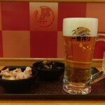 驛麺家 - 生ビール (税込)390円 / 味付け鶏肉 (税込)50円 / ひじき (税込)50円 ※正面から (2025.04.05)