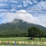 大山まきば みるくの里 - 駐車場から見る。