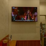 驛麺家 - 驛麺家 ビッグフロントひろしま店 店内にはテレビがあります (2025.04.05)