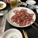 焼肉・弘子 - タン　カシラ　330円/1人前　写真は両3人前