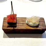 モトイ - まずはアペリティフからスタート。左から、ファーブルトンという素朴な焼き菓子、豚の旨みがぎゅっと詰まったブーダン・ノワール、紅玉りんごの爽やかな甘さ。対して右側には、スジアオノリを練りこんだメレンゲにわさび醤油のアクセント、上には繊細なトヒラメが乗っており、見た目の美しさと味の多層的な構成に舌も目も驚かされます。