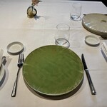 モトイ - 予約は公式サイト経由でテーブルチェックを利用し、1か月前からしっかりと確保。当日は日曜日の正午、さすが人気店ということで店内は満席に近く、それぞれのテーブルで会話と料理が楽しげに交錯していました。受付では丁寧なおもてなしを受け、期待感がさらに高まります。