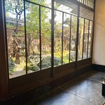 モトイ - 外観は京都らしいしっとりとした佇まいながら、一歩足を踏み入れると、モダンと伝統が美しく融合した空間が広がっており、まるで別世界へと誘われたかのような感覚になります。