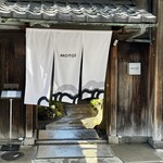 モトイ - アクセスは、京都市営地下鉄東西線「京都市役所前駅」または「烏丸御池駅」から徒歩10分ほど。観光地の喧騒から少し離れた、落ち着いた雰囲気のエリアに位置しています。今回はこちらで、家族の大切な記念日を祝うためにランチタイムに伺いました。
