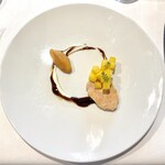 モトイ - 3皿目のフォワグラと黒酢の甘酢は、低温で丁寧に火入れされたフォワグラの濃厚さに、パイナップルの酸味と黒酢のコクが絶妙なバランスで寄り添います。付け合わせのポムドフィーヌは、山芋「ねばりっこ」を使った軽やかな仕上がりで、揚げ物なのに驚くほど軽やか。2種のソースが味に変化をもたらし、何度も口に運びたくなる美味しさです。