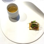 モトイ - 続くニゴロブナのタルティーヌでは、滋賀の伝統食材がモダンにアレンジされて登場。マリネされたニゴロブナはクセがなく香り高く、野生味ある田ぜりやノビルとの相性も抜群。別添えの骨のスープは滋味深く、静かに身体に染み渡ります。