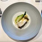 モトイ - メインディッシュのメダイのポワレは、香ばしい皮とふっくらとした身のコントラストが絶妙。添えられた蕾菜のほろ苦さ、リエット状にされたホタルイカの濃厚さ、そこに白ワインとバターを使ったソース・ヴァンブランが一体となり、旨みの層が重なる一皿でした。