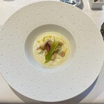 モトイ - 春のリゾットは、白ミル貝とホッキ貝のソテーが主役。リゾットにはセリをはじめとした春野菜がふんだんに使われ、アスパラのヴルーテソースが全体をやさしく包み込みます。貝の香りと食感、リゾットの柔らかな旨味、全てが春の息吹を感じさせてくれました。