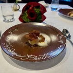 モトイ - 最後の「ラフランスのソテ、ショコラと白味噌」は、白味噌の塩気とショコラの甘さが混ざり合う、和と洋の境界線を越えたような極上の逸品です。