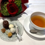 モトイ - 締めくくりにはカヌレやマカロン、キャラメルなど小菓子と共に、ダージリンファーストフラッシュをいただきました。爽やかな香りと澄んだ味わいが、食後の余韻をさらに引き立ててくれます。