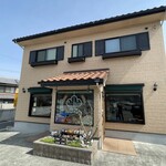 パン工房マウンテン - 店舗前と手前の道路沿いにも駐車場あり