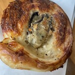 パン工房マウンテン - カリカリ牡蠣チーズ。ワインに合う！