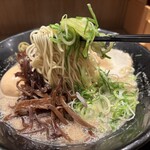 博多豚骨 たかくら - 三番釜の麺は黒の器によってボリューム感があるように見える