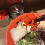 博多豚骨 たかくら - 二番釜に紅しょうがを入れるところ