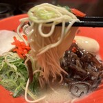 博多豚骨 たかくら - 二番釜の麺は赤の器によって食欲がそそられそう