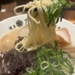 博多豚骨 たかくら - 一番釜の麺は白の器と相俟（あいま）って美しく見える