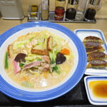 リンガーハット - 料理写真:長崎ちゃんぽん 820円 ぎょうざ(5個 にんにくあり) 300円