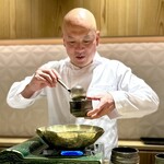 銀座 しのはら - お鍋を盛りつけるご主人