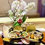 ❼八寸
          ①花見串〜ウド、唐墨、さより黄身鮨、黄檗豆腐コンテチーズ、煮帆立錦糸巻き
          ②花見串〜北寄貝、赤コンニャク、蛸柔らか煮、煮鮑、ほたるいか藁焼き、菜の花天豆、庄内麩蒲焼、もずく酢、クマエビ