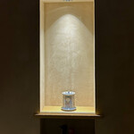 銀座 しのはら - 玄関ファサードの飾り棚
      