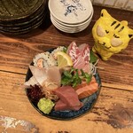 立ち飲み じんべえ - おまかせお造り5種2貫盛り　590円（税別）　※内容が分かるかな、と上からも撮ってみる　※角度が付かず、あまり変わらなかった