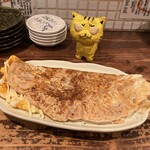 立ち飲み じんべえ - 大阪名物（粉もん）イカ焼き　デラックス　390円（税別）　※キタさんは、ここに塗られたソースが、うまい棒のたこ焼き味と、同じだ！と言って、譲らない