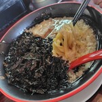 燕黒 - 燕黒ラーメン、本家地方のそれと同様に中太の麺も特徴のひとつ。