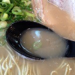 八源 門真本店 - 豚骨ラーメン（600円）スープ