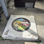 ドライブイン鳥 - フランシュシュ2号、二階堂サキちゃんのマンホール