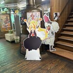 ドライブイン鳥 - 二階堂サキ、不死鳥コッコくんのパネル