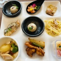 リラッサ - 私がとってきたプレート。右下の鶏肉トウチ炒めと角切り鰤が美味しかったなー♪( ´θ｀)