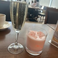 リラッサ - スパークリングと久しぶりのショートケーキカクテル。こう言うの呑めるのがフリーフローの楽しいとこよね