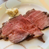 リラッサ - 1枚1枚切りたての定番ローストビーフ。柔らかくて美味しかったですよ。和風ソースしかなかったので、シンプルに塩とホースラディッシュで頂きました。