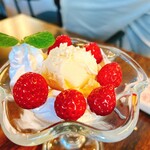 カフェバル - 白ゆりファームの紅ぽっぺの苺パフェ