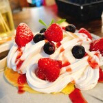 カフェバル - 白ゆりファームの紅ぽっぺの苺パンケーキ
味変チョコソース付き