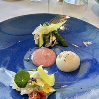 ヌーヴェル・エポック - 旬のいかのマリネとグリーンアスパラガスと春野菜のサラダ　梅のヴィネグレットソース　トマトウォーターのエスプーマ
                盛り付けの手前と奥で、イカの部位が違ったり、合わせる素材も変えています。