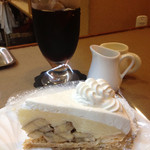 VICTORIA - バナナクリームパイ（430円）とアイスコーヒー（480円だがケーキとセットで半額の240円）