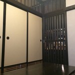 美味旬彩 翔庵 - 入口から見て奥の個室の窓側から撮った写真