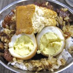 293660877 - 「滷肉飯」に「滷蛋」と「豆腐」をのせて