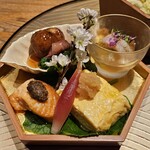 六本木 kappou ukai - お花見八寸
      三の重　甘海老ジュレ/蛍烏賊と新じゃが
      　　　　ます蕗味噌焼き/出汁巻き玉子