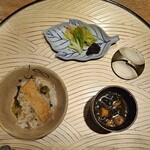 六本木 kappou ukai - 花山葵とそぼろ釜炊きご飯
      漬物、味噌汁